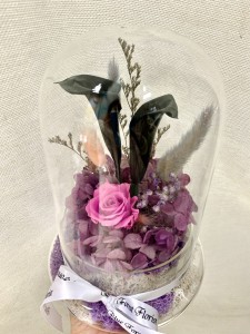 玻璃罩馬蹄蘭保鮮花（黑色)）*可免費刻上名或祝福字句