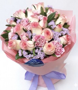 肯亞雙色玫瑰配康乃馨花束