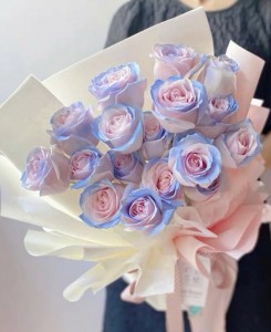 18枝肯亞粉冰藍玫瑰花束**