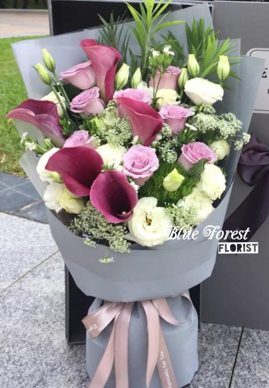 荷蘭紫色馬蹄蘭配玫瑰花束 Blue Forest Florist