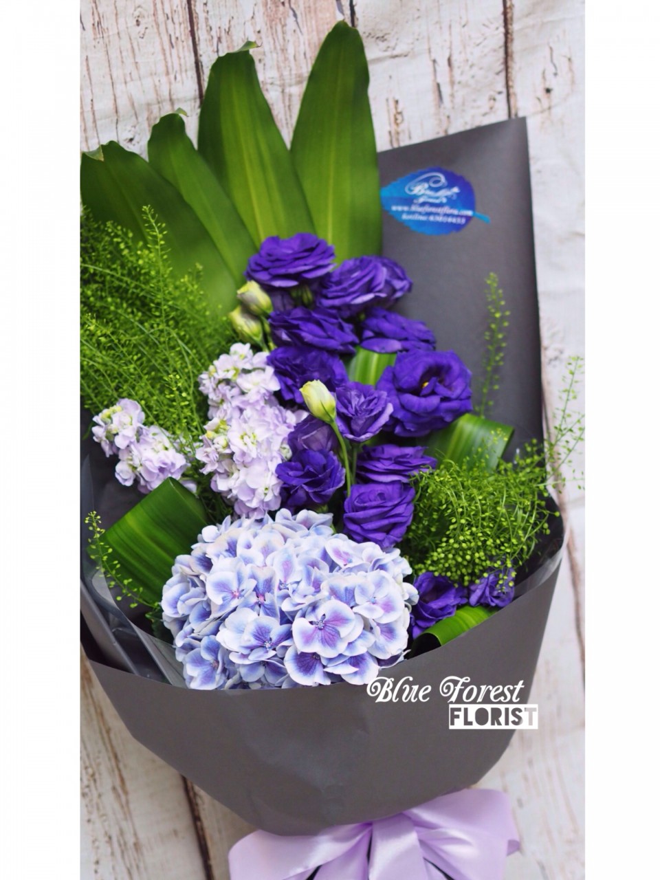 華麗邂逅 洋桔梗配紫繡球長形花束 Blue Forest Florist