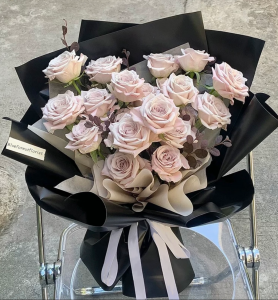 情人節系列*18枝肯亞銀灰色玫瑰花束（Manta rose)