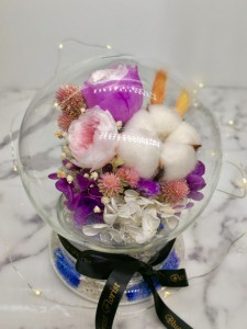 幸福水晶球系列 *玻璃罩玫瑰保鮮花（淺紫Garden Rose）*可免費刻上名或祝福字句