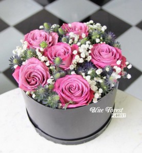 6枝紫玫瑰配滿天星花盒