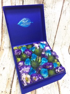 荷蘭藍玫瑰配絲絨花禮盒
